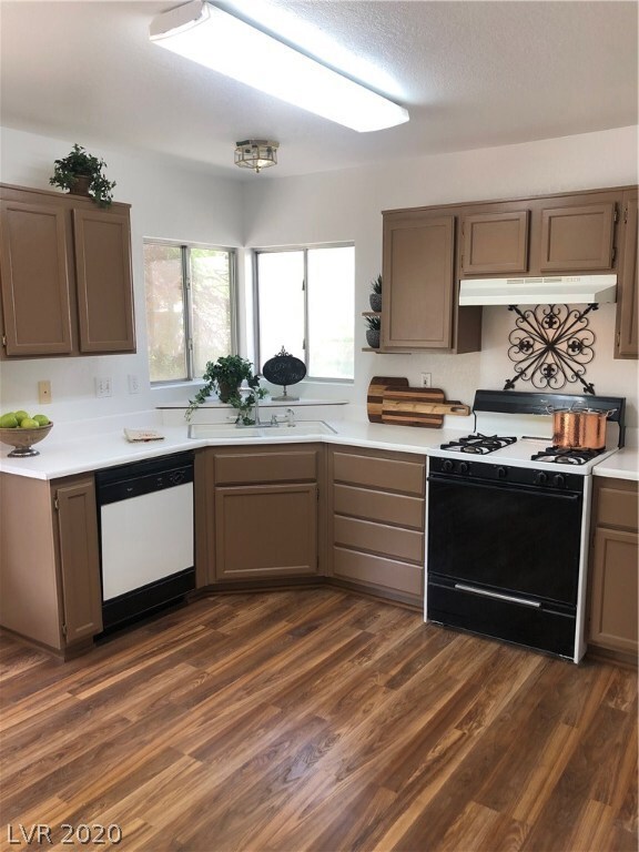 SPACIOUS KITCHEN WITH BRAND NEW PAINT.
