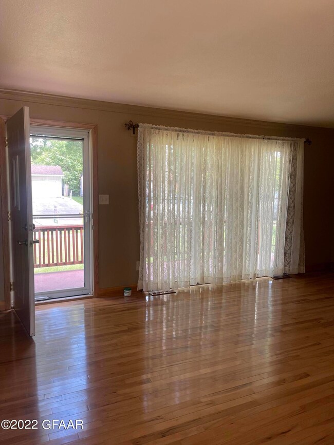 1414 S 19th St, Grand Forks, ND 58201 - photo 2