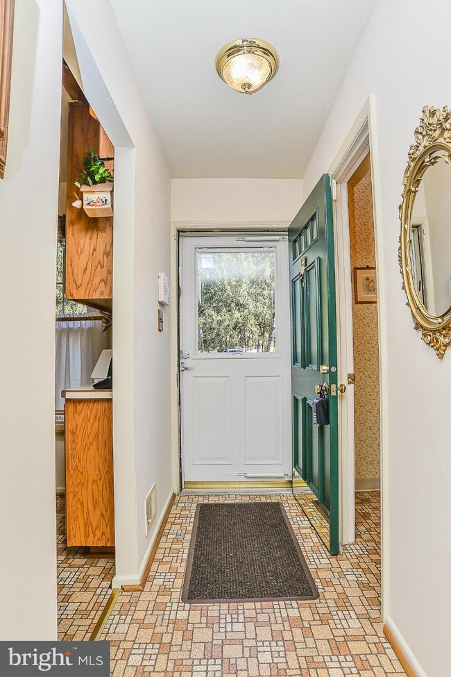 5528 Beaconsfield Ct, Burke, VA 22015 - photo 2