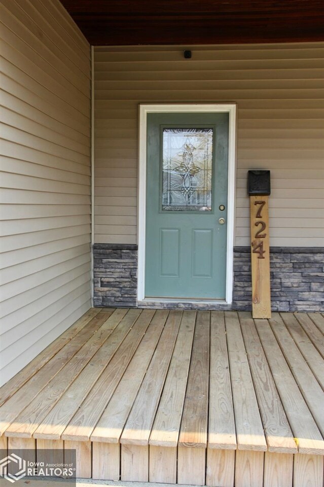 724 E 4th St N, Newton, IA 50208 - photo 2