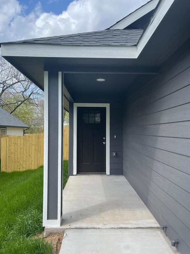 1315 W Gandy St, Denison, TX 75020 - photo 2