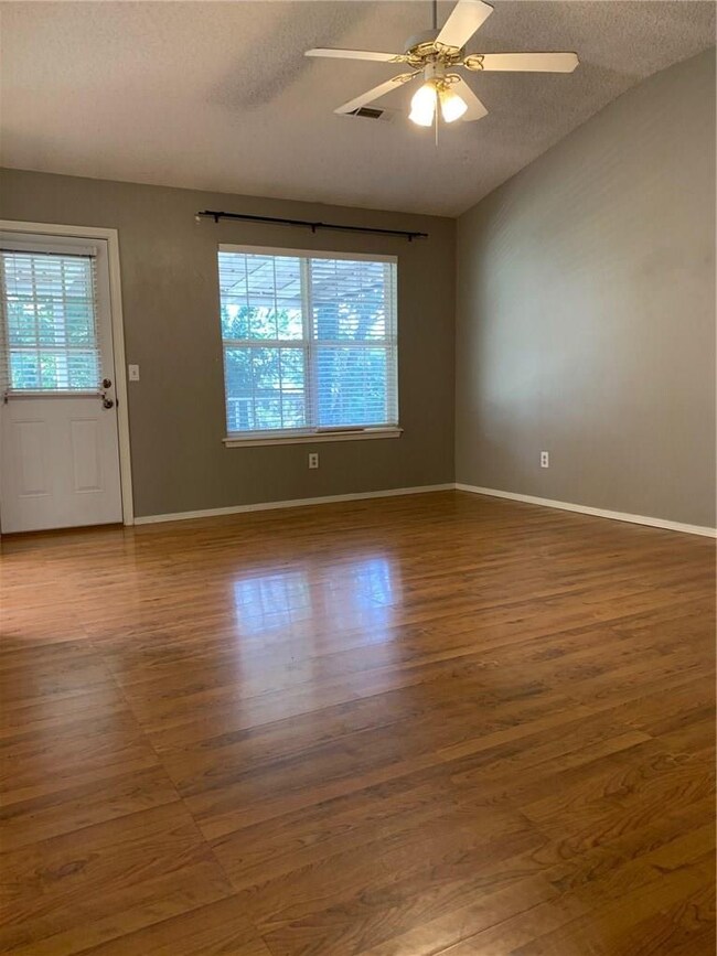 671 Clover Ln, Springdale, AR 72764 - photo 6