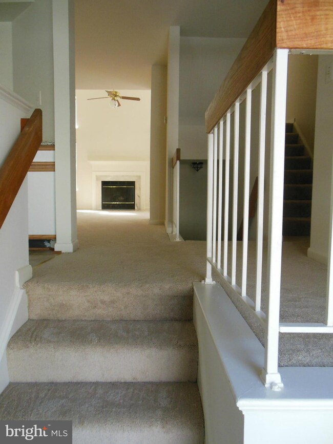 8306 Linden Oaks Ct, Lorton, VA 22079 - photo 2