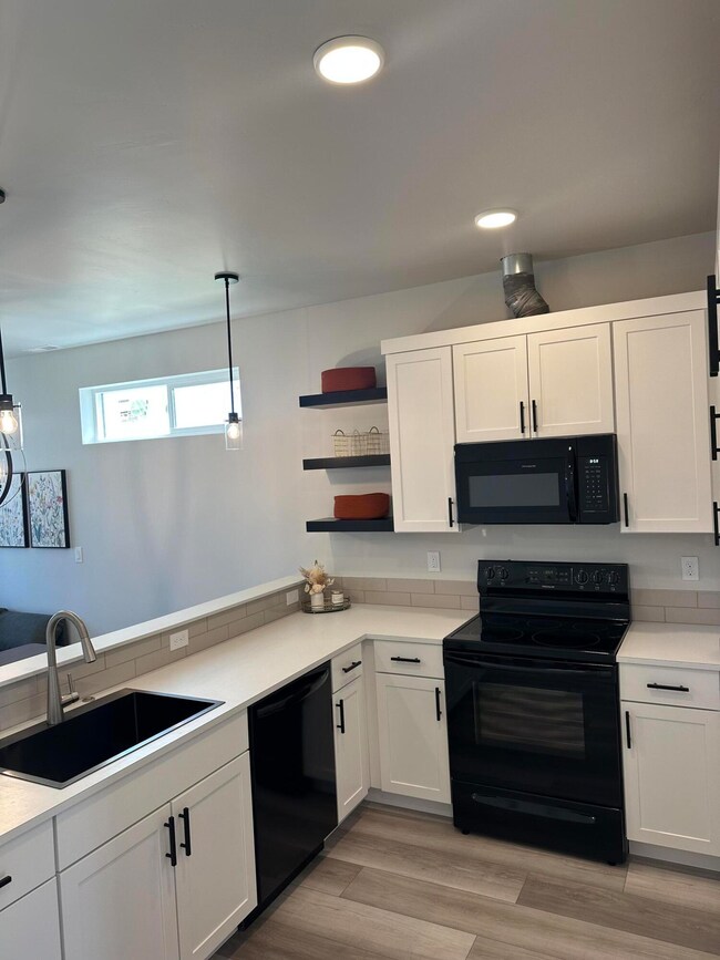 61647 Daly Estates Dr unit 6, Bend, OR 97702 - photo 2