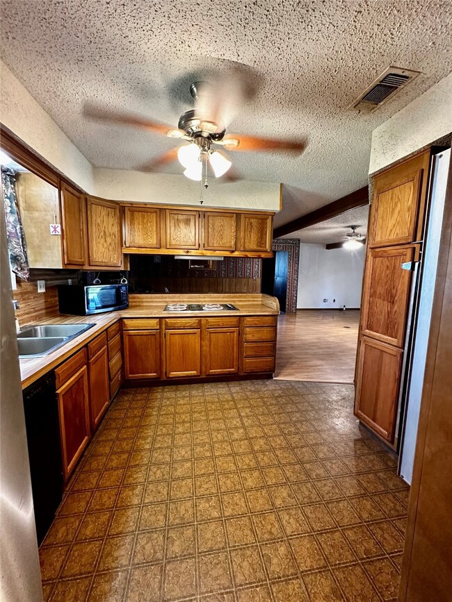 906 N Market St, Brazoria, TX 77422 - photo 6