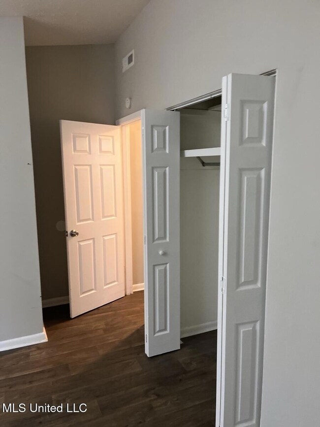 3253 Ridgeland Dr - closet 2