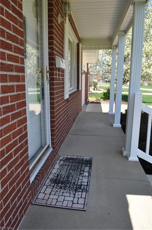 front porch with easy access to mailbox