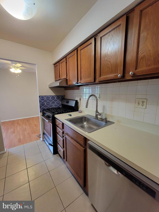 1805 Snow Meadow Ln unit 201, Baltimore, MD 21209 - photo 4