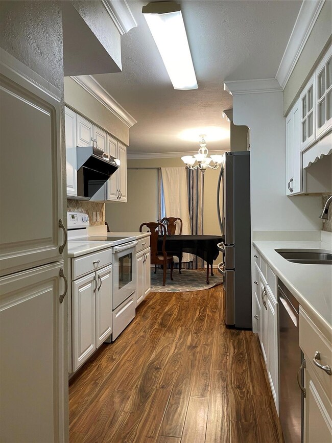 Kitchen with a sink, refrigerator, dishwashing mac