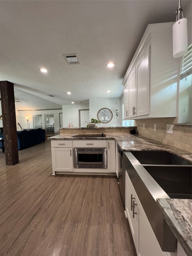 412 Colonial Dr, Friendswood, TX 77546 - photo 5