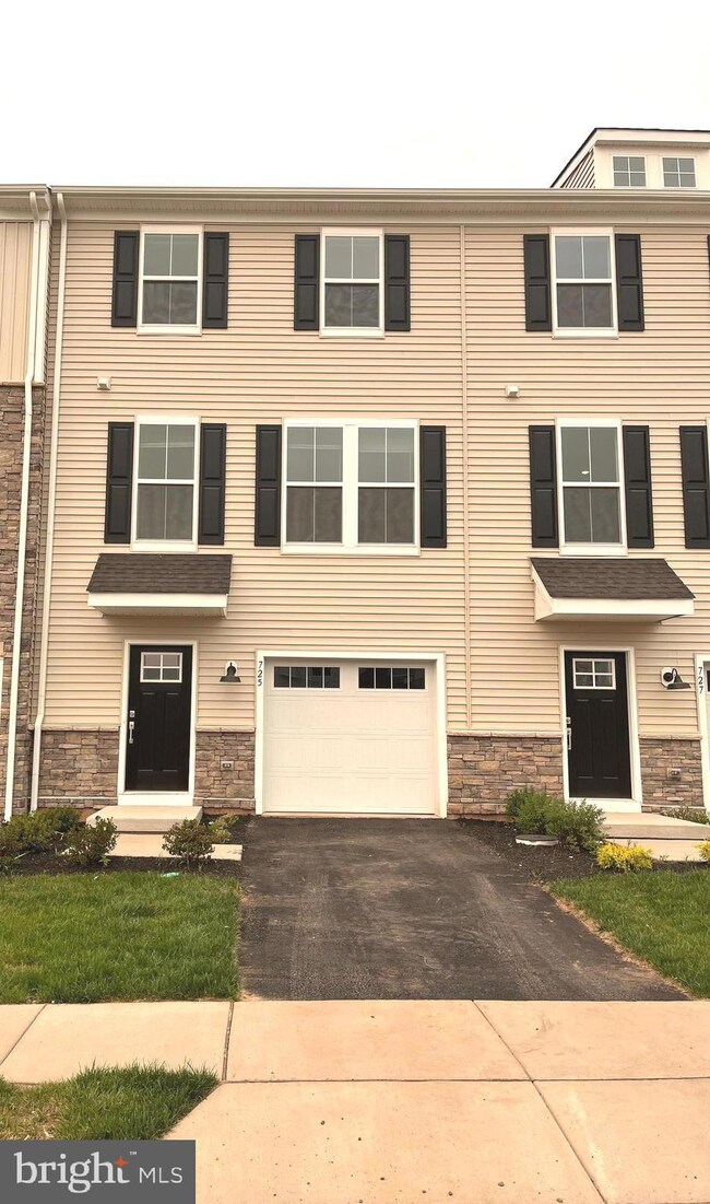 725 Peony Ln, Spring City, PA 19475 - photo 2