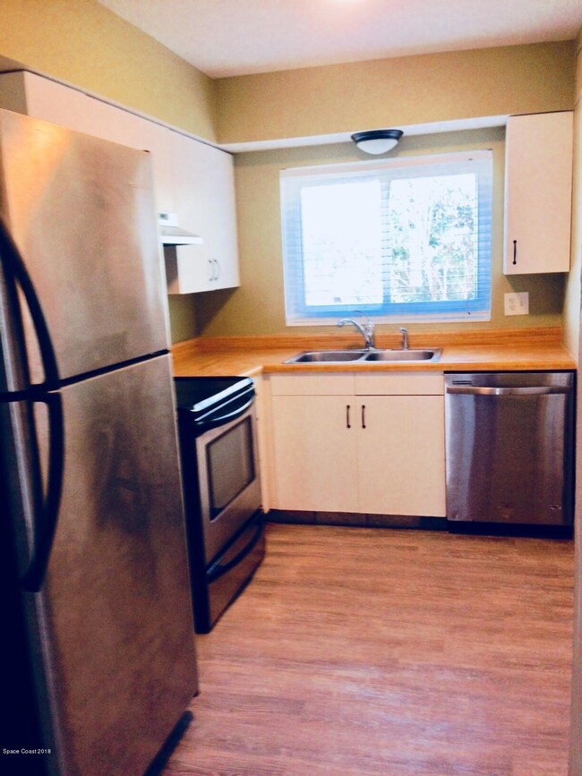 03-198S14thStAptD-DownstairsKitchen