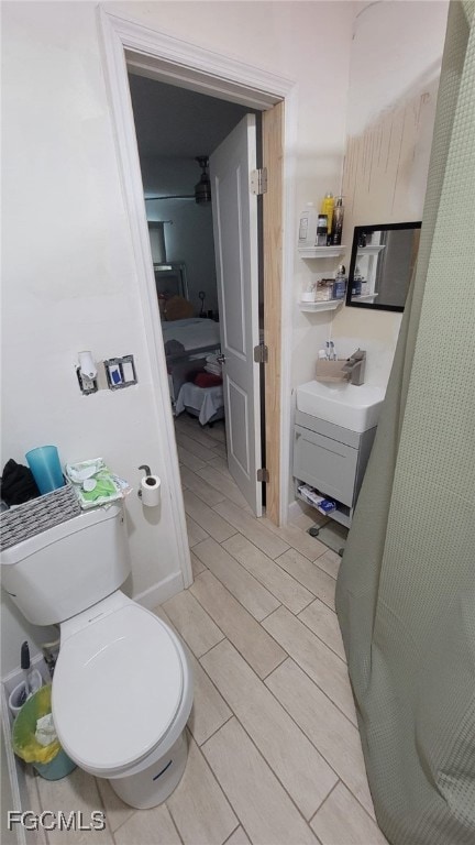 Bathroom with toilet and ensuite bath