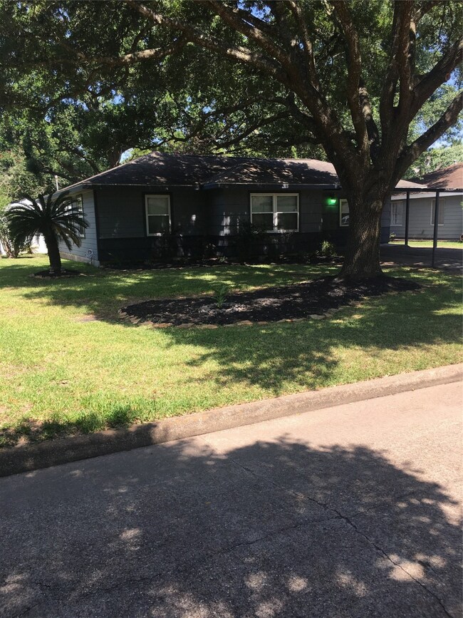 722 Dezso Dr, Alvin, TX 77511 - photo 2