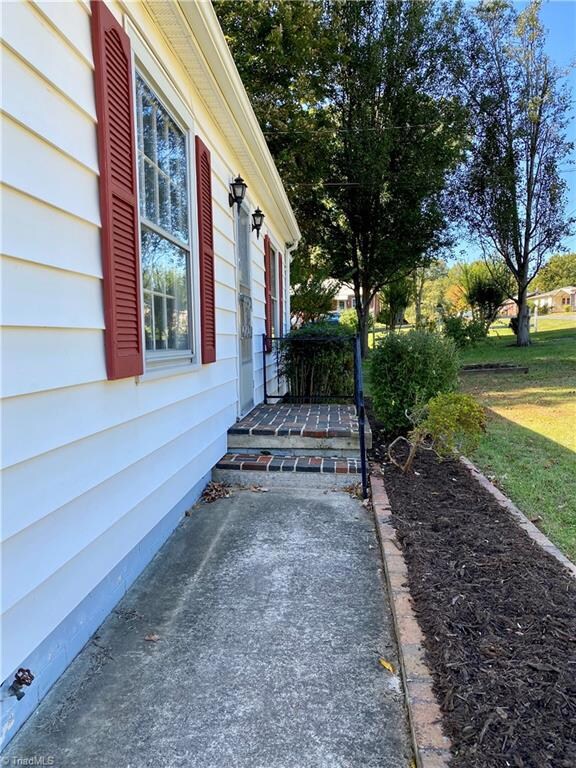 406 Greenlawn Dr, Asheboro, NC 27203 - photo 3