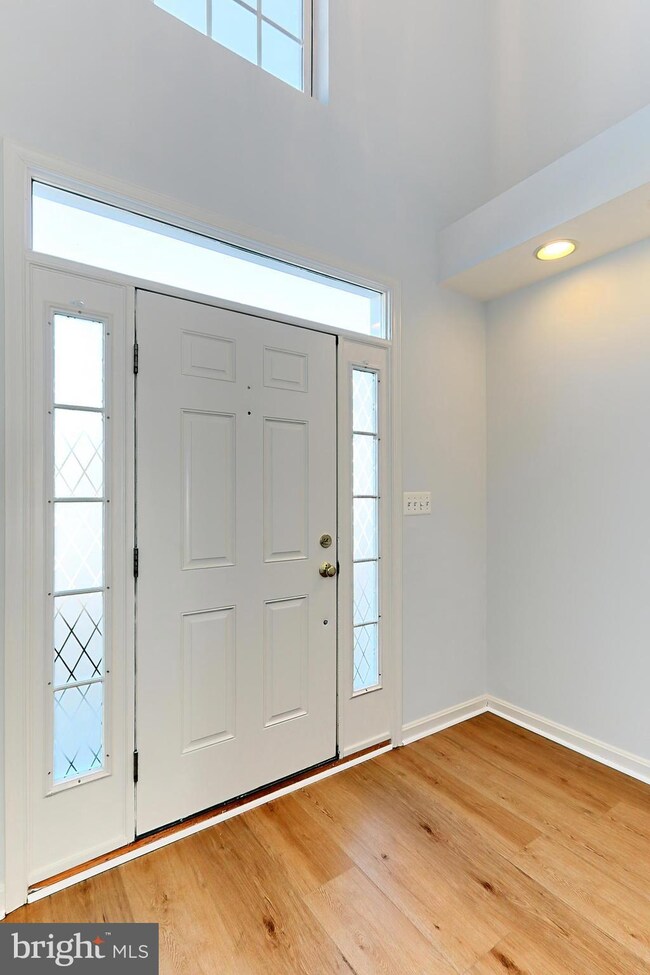 25228 Dunvegan Square, Chantilly, VA 20152 - photo 5