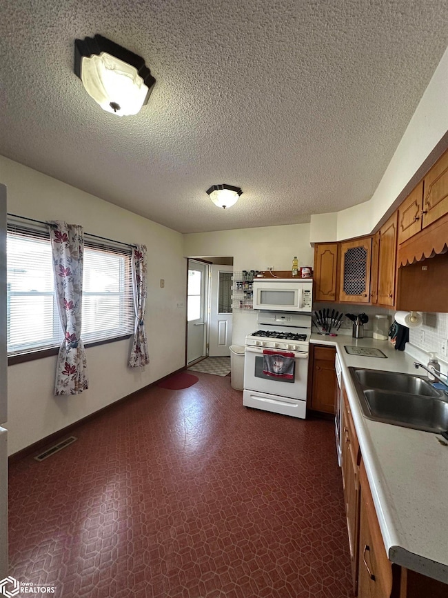 530 Washington St, Wapello, IA 52653 - photo 6