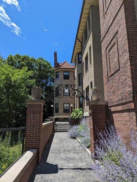 19 Agassiz St unit 5, Cambridge, MA 02140 - photo 2