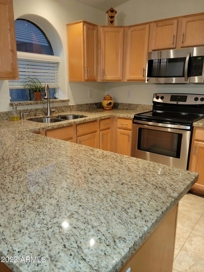 kitchen w/large breakfast bar