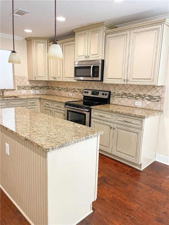 Kitchen w Island
