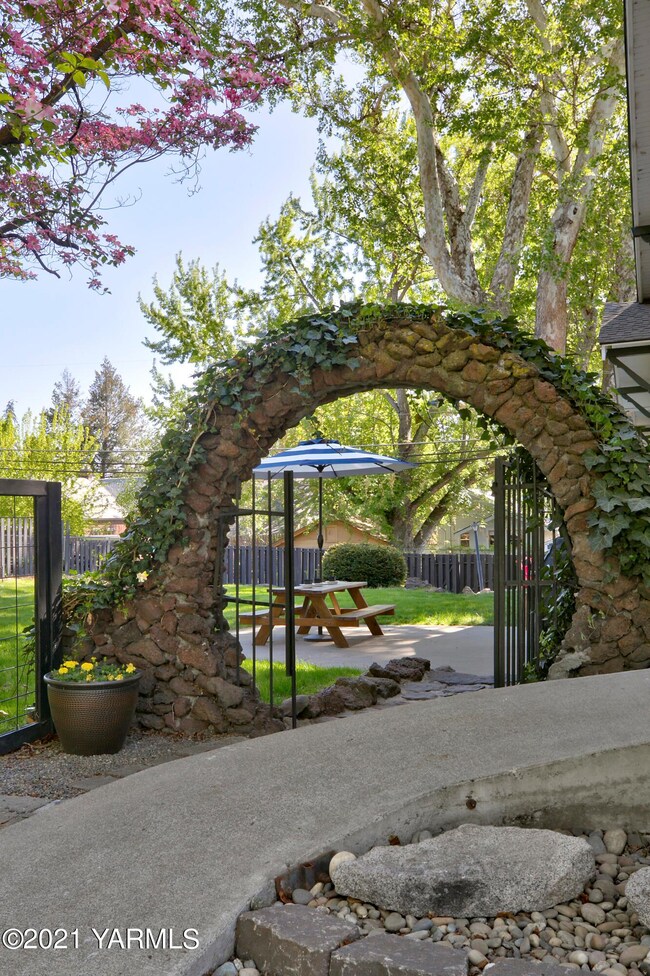 Side Gate