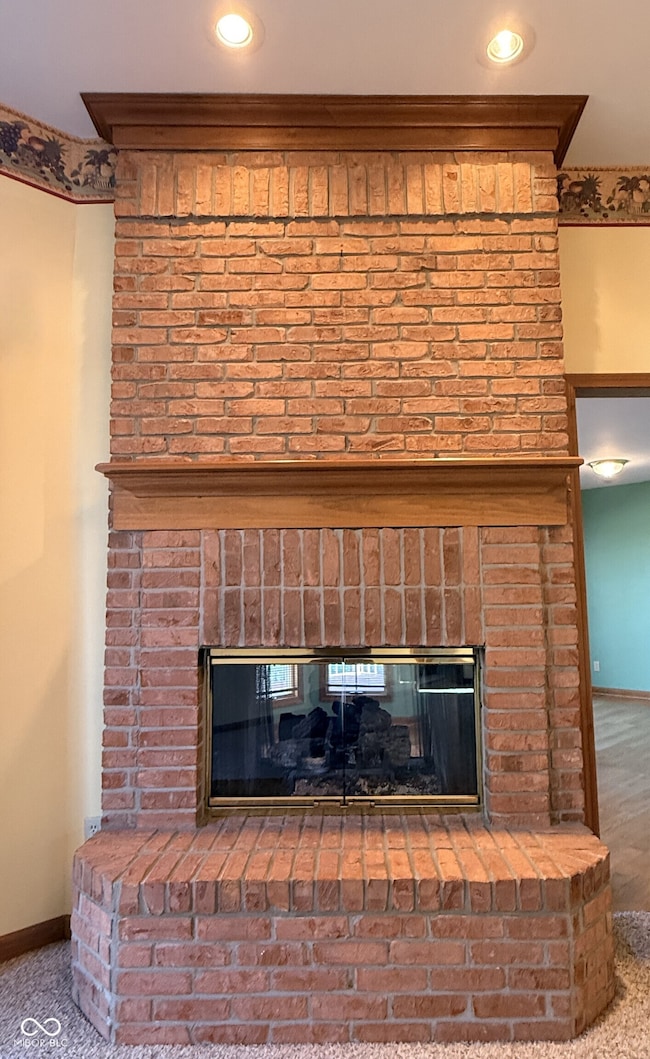 Double-sided gas fireplace