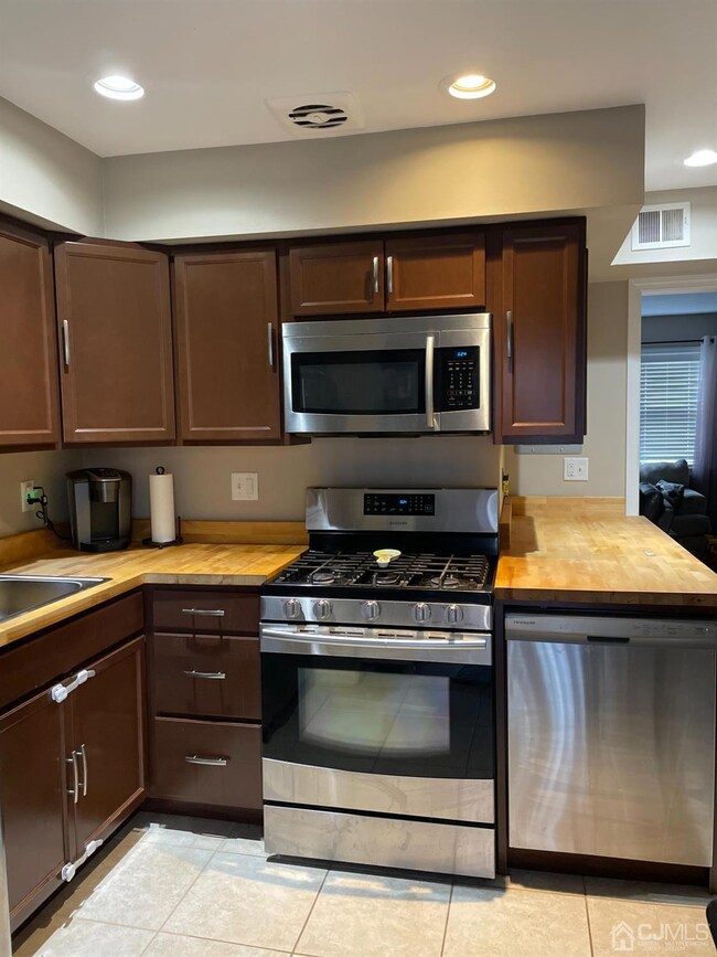 3 N Evergreen Rd, Edison, NJ 08837 - photo 5