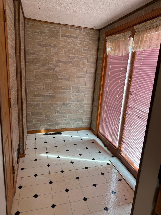 805 E Elm St, Redwood Falls, MN 56283 - photo 5