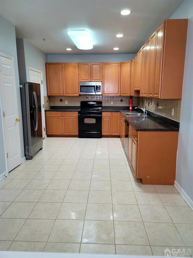 187 Sunshine Dr, Piscataway, NJ 08854 - photo 4