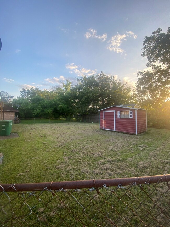 8823 Rutherford Ln, Houston, TX 77088 - photo 6