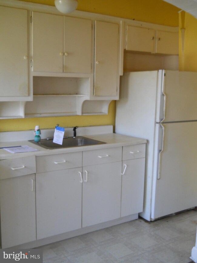 2944 Edgecombe Cir N, Baltimore, MD 21215 - photo 6