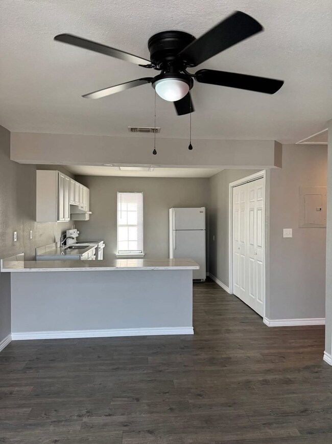 2255 N Veterans Blvd unit 8, Eagle Pass, TX 78852 - photo 5