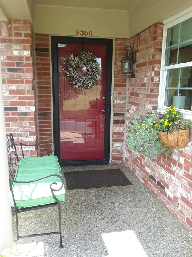8300 Lochmoor Ct, Louisville, KY 40291 - photo 4