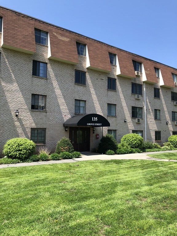 135 Grove St unit 142, Rockland, MA 02370 - photo 2