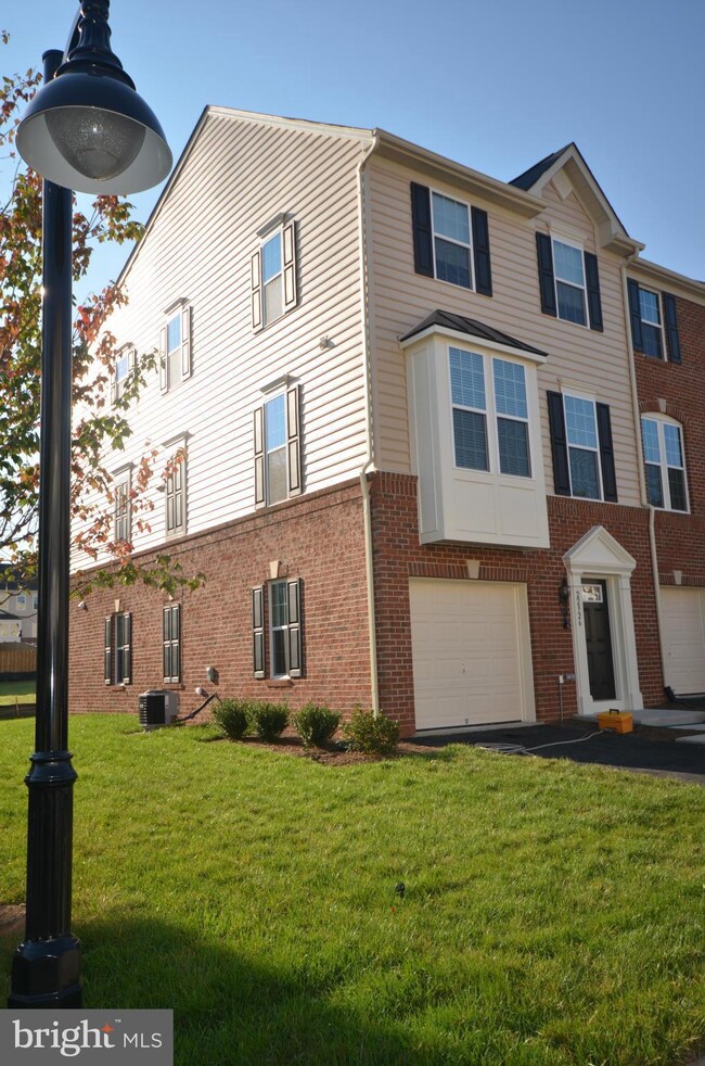 22926 Chinkapin Oak Terrace, Sterling, VA 20166 - photo 2