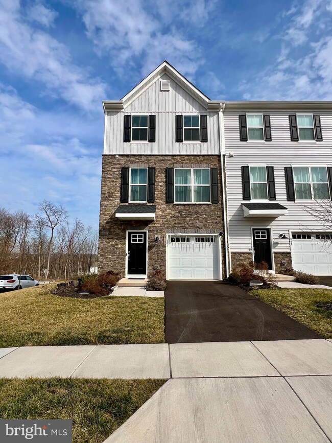 801 Pecan Rd, Spring City, PA 19475 - photo 2