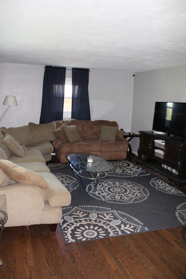 1115 S Elmwood Ave, Waukegan, IL 60085 - photo 2