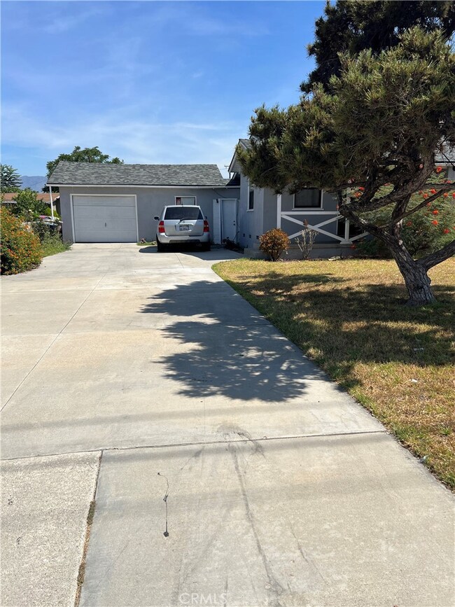 15669 Fairgrove Driveway