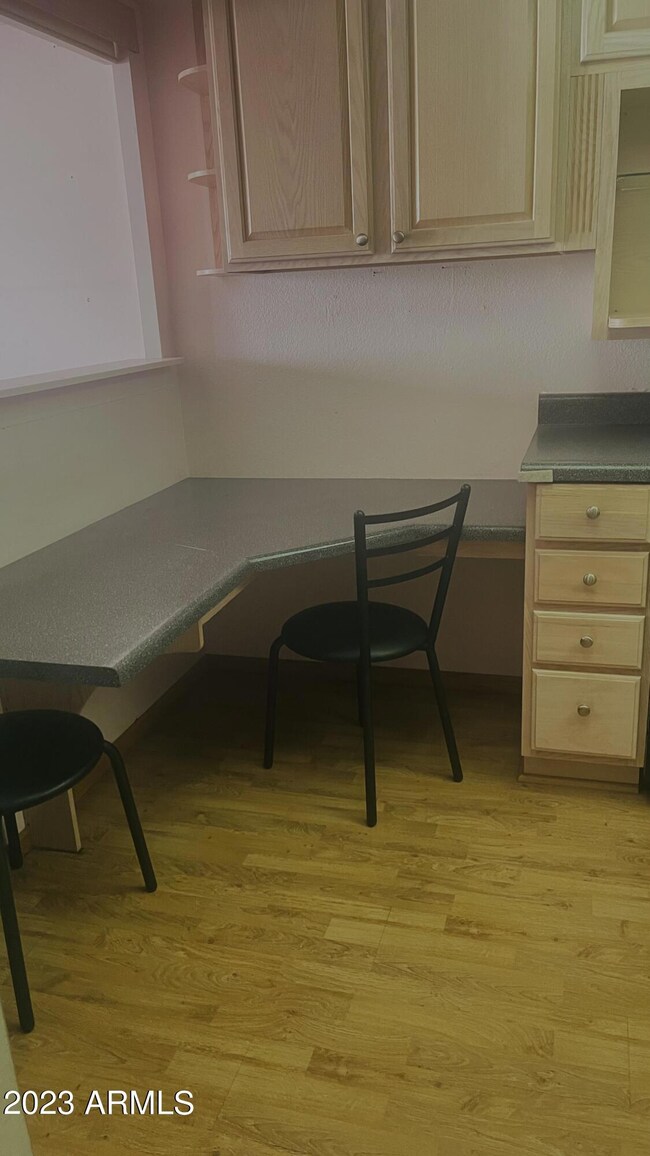 kitchen eat in/desk