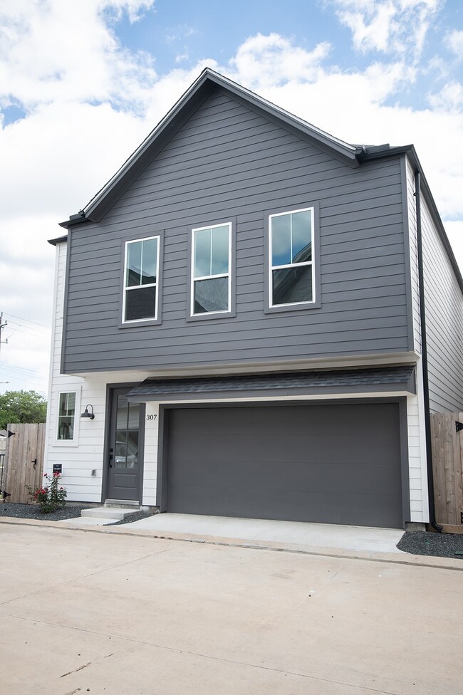 307 Cyclamen St, Houston, TX 77018 - photo 2