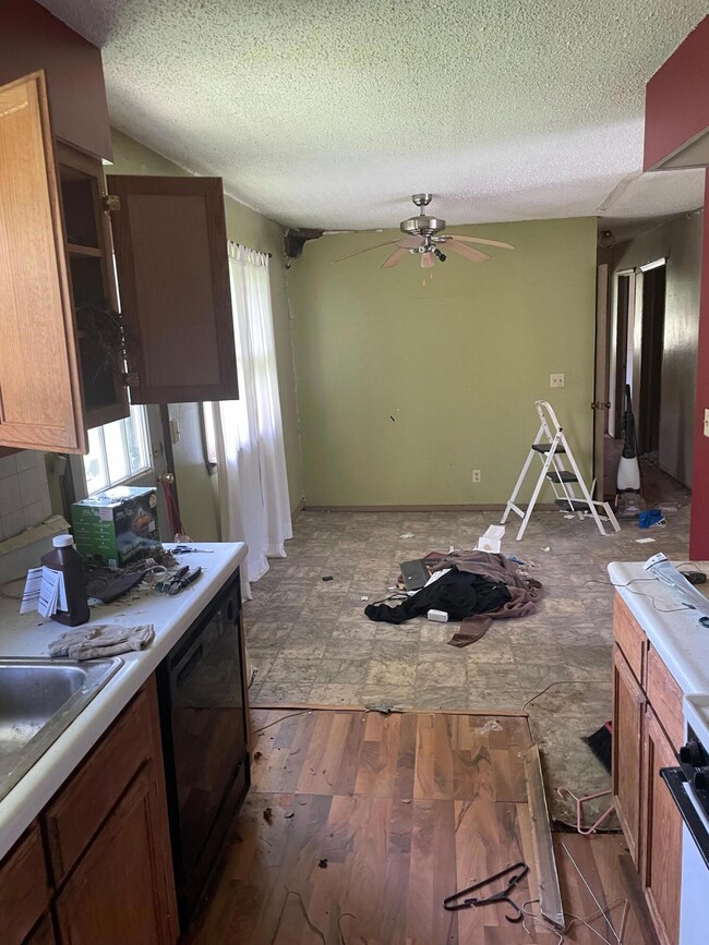 911 W Hughs St, Bolivar, MO 65613 - photo 3