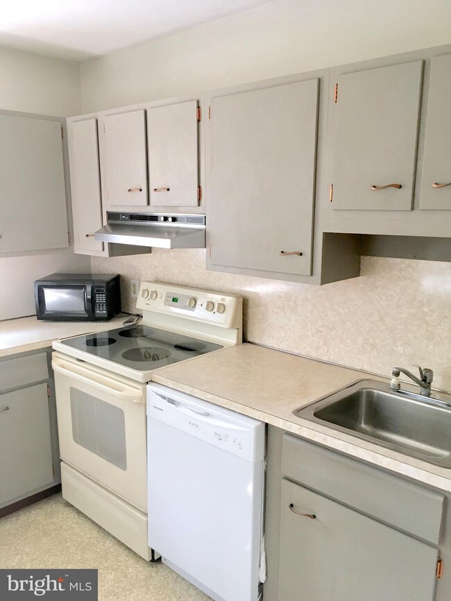 216 Marshall St unit 1ST FLOOR, Kennett Square, PA 19348 - photo 2