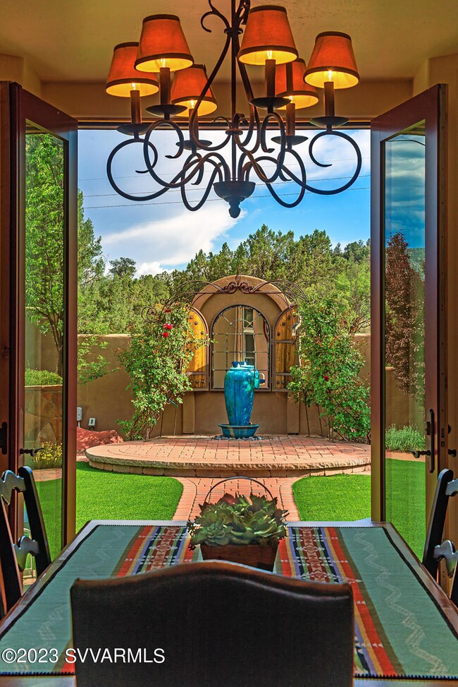 5 DINING GARDEN VIEW_1580