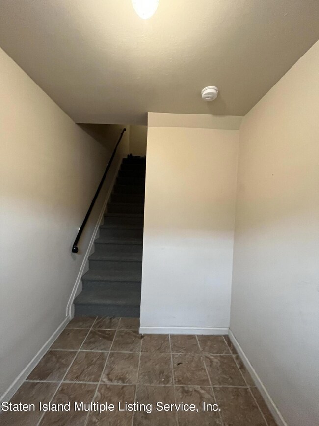 22 Francine Ct unit B, Staten Island, NY 10306 - photo 2