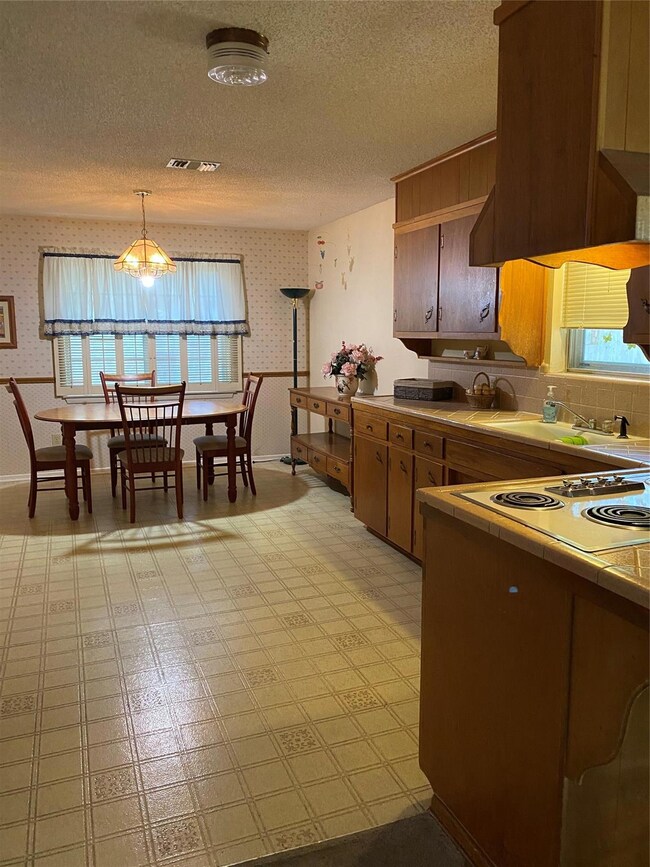 Eat-in kitchen