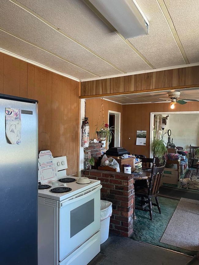 6 kitchen to eating area