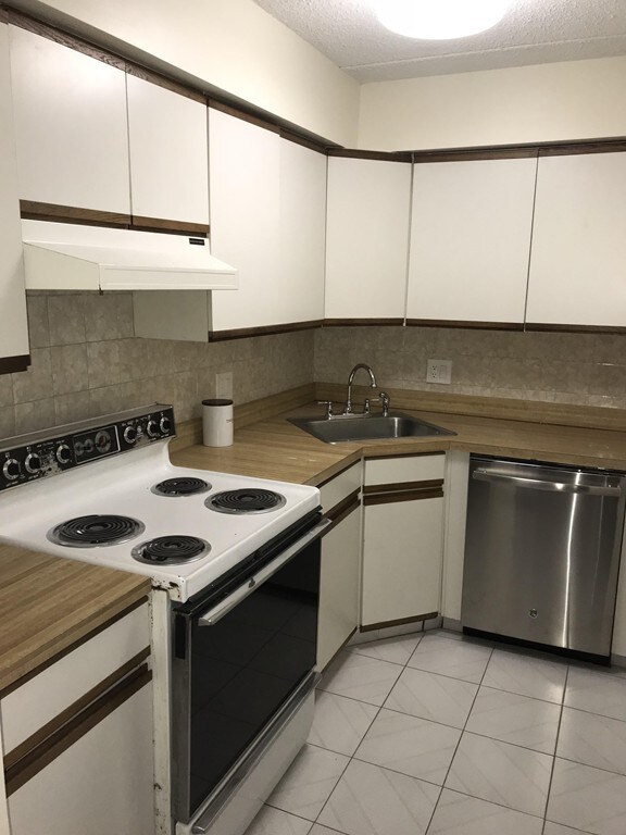 Totten Pond Village unit 26A, Waltham, MA 02451 - photo 2