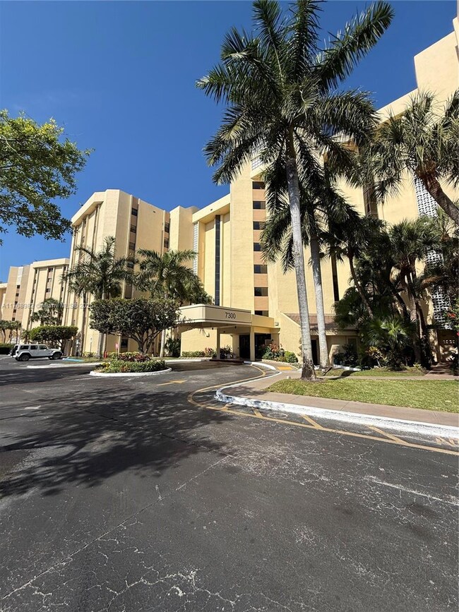 Environ Towers unit 8053, Lauderhill, FL 33319 - photo 2