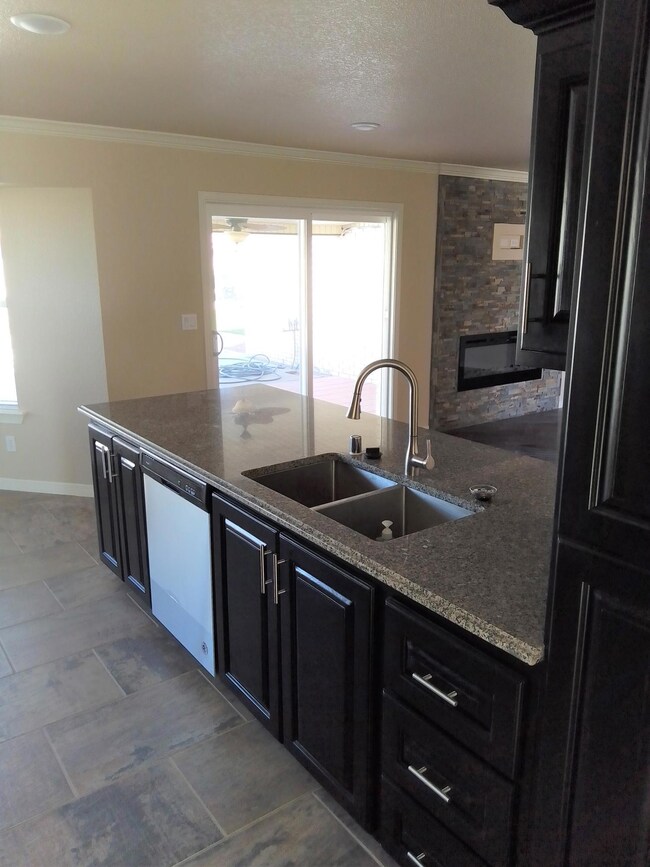 10111 Woodway Dr, El Paso, TX 79925 - photo 3