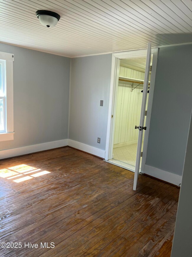 MSTR BEDROOM w/CLOSET